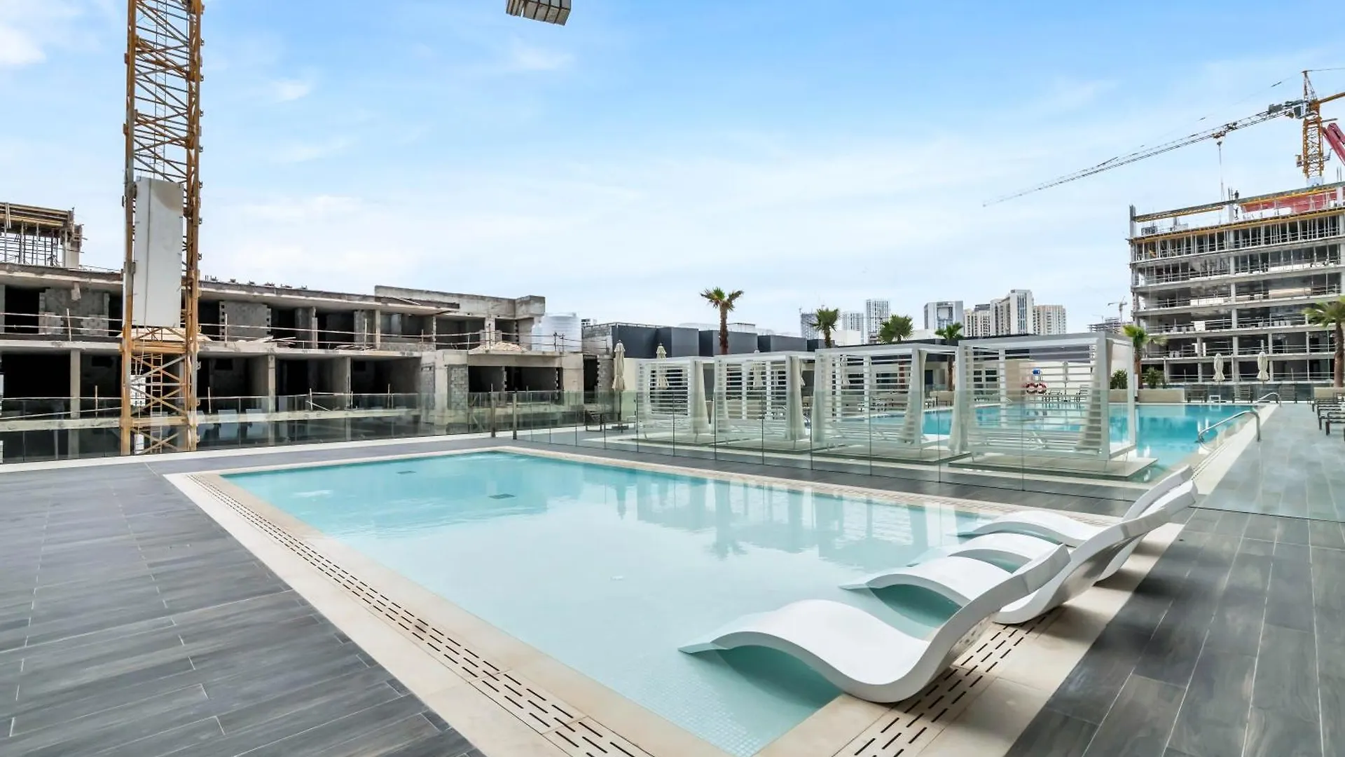 Lovely 1Br Flat Wbalcony Gym & Pool In Jvc Dubai